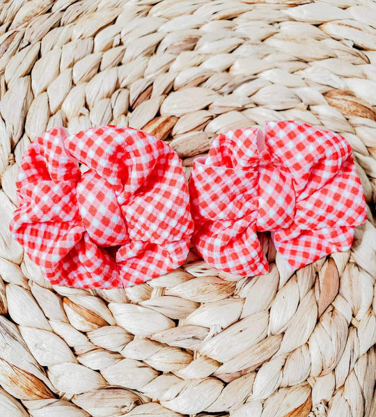 Red checkered messy piggies