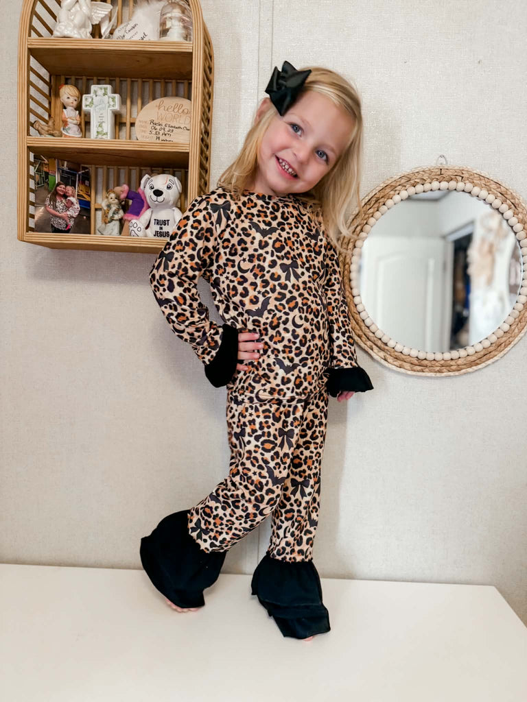 Leopard bats ruffle set